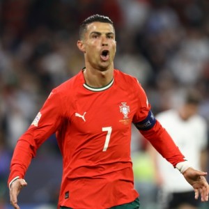 华体会hth-约克：C罗在足球上和梅西相当；C罗以后可以去拍电影比如速激